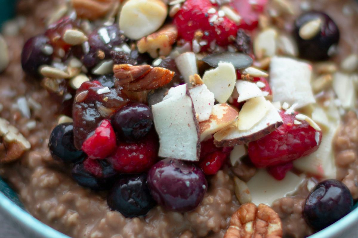 Postre de avena con chocolate y frutos rojos. Foto de Pexels.