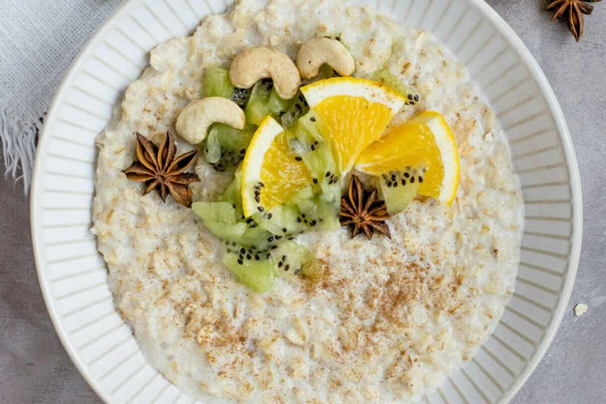 Avena con kiwi, naranja y frutos secos. Foto de Pexels.