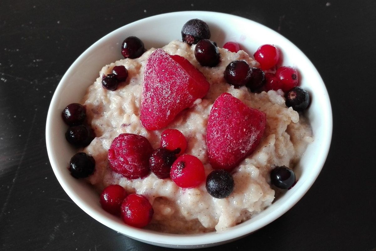 Bowl de avena con frutos rojos. Foto de Flickr.