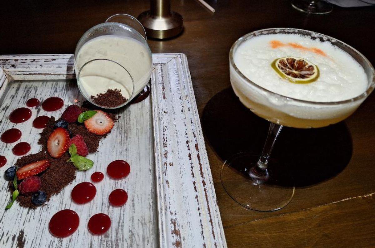 Postre Panna Cotta y cóctel Amaretto Sour, foto de Miriam Carmo