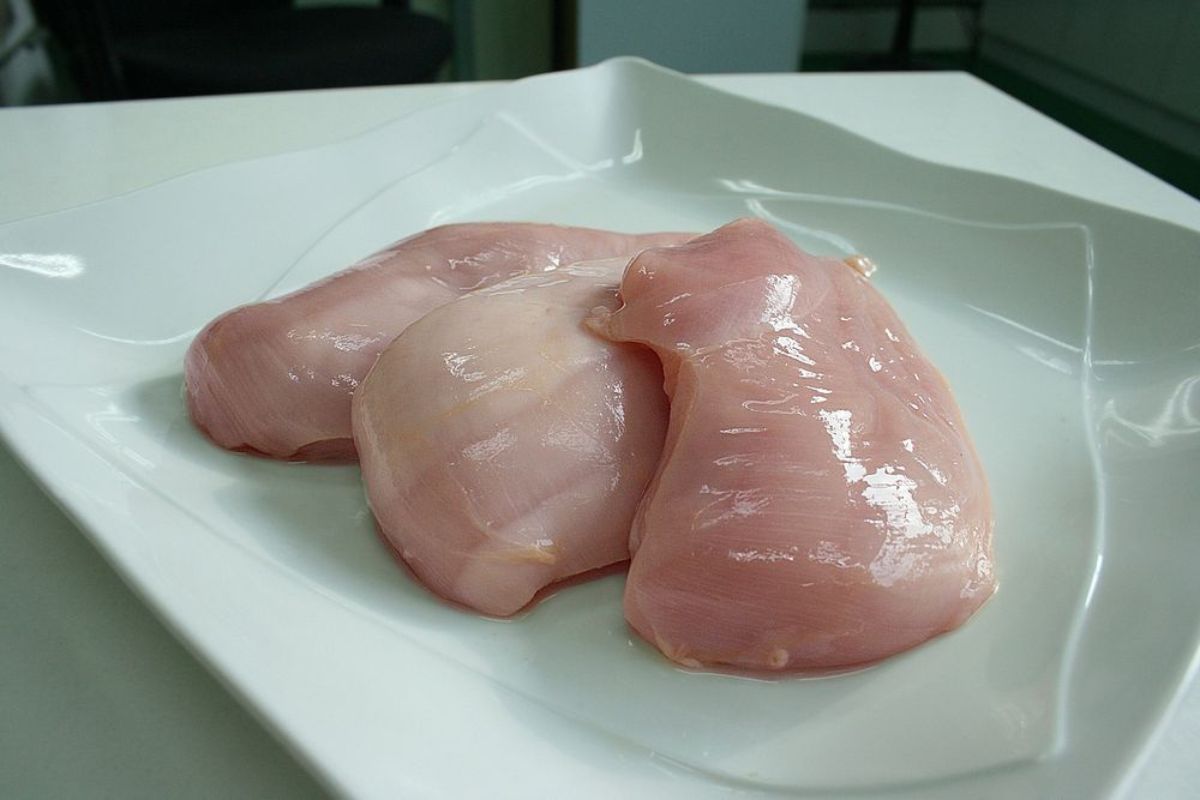 Pechuga de pollo fresca. Foto de PxHere.