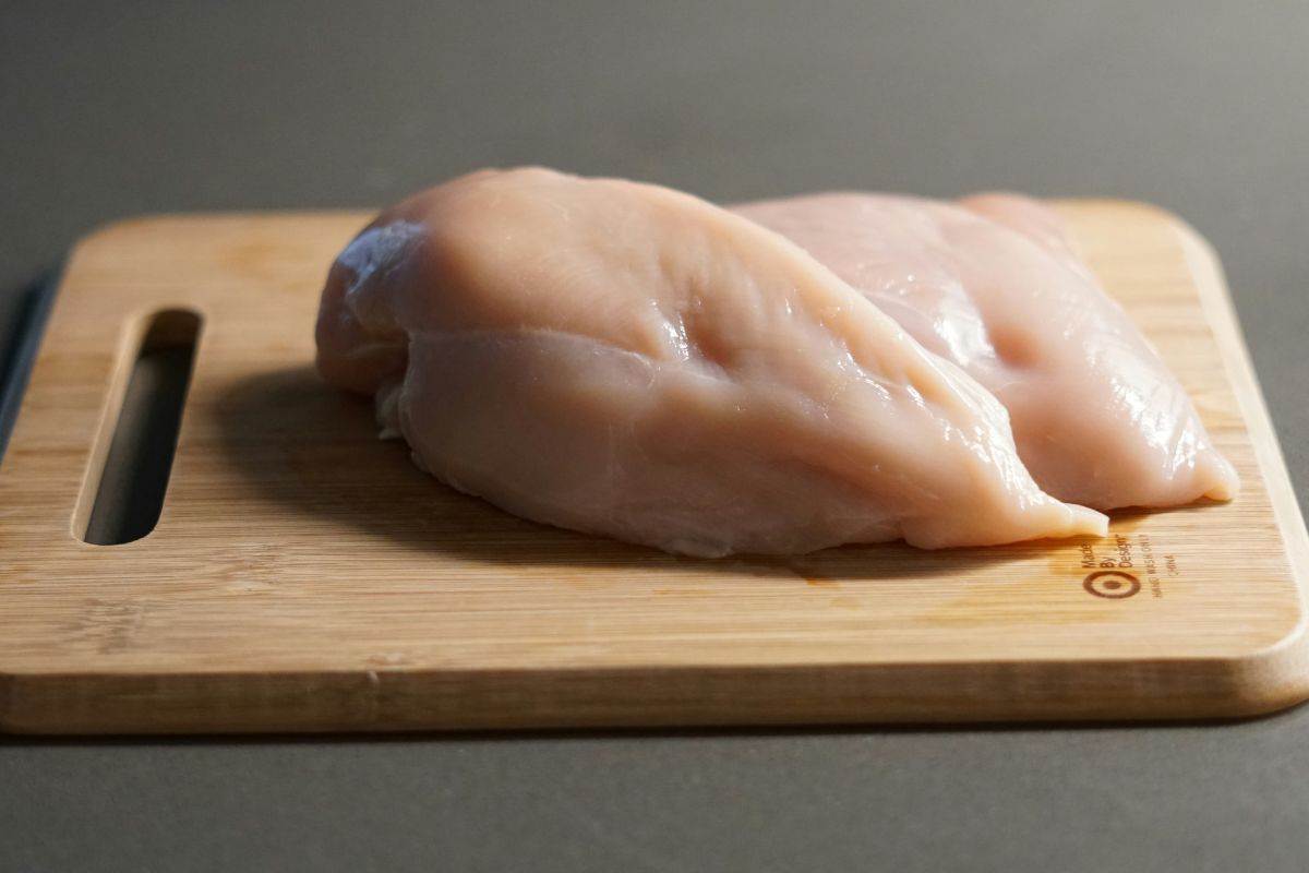 Pollo crudo sin piel. Foto de Pexels.