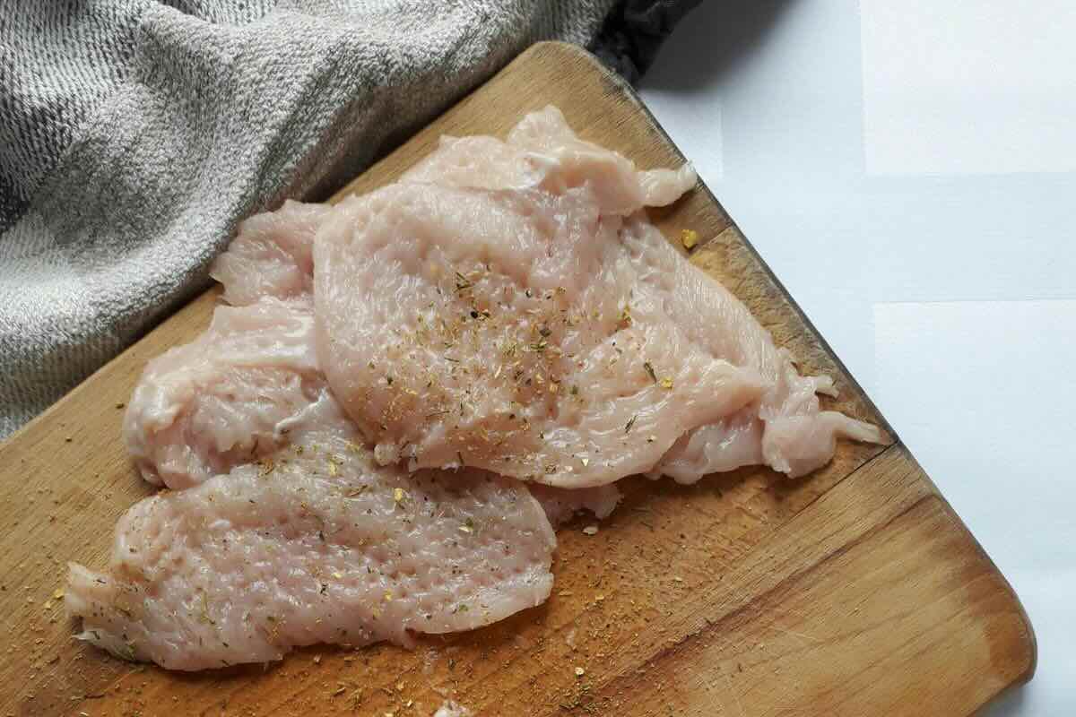 Muslos de pollo sin hueso. Foto de Pexels.