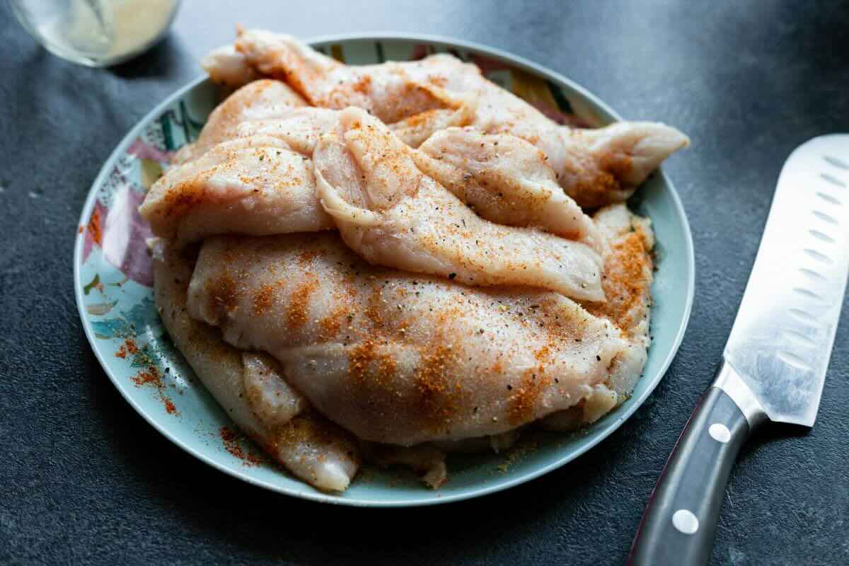 Fajitas de pollo sazonadas. Foto de Pexels.