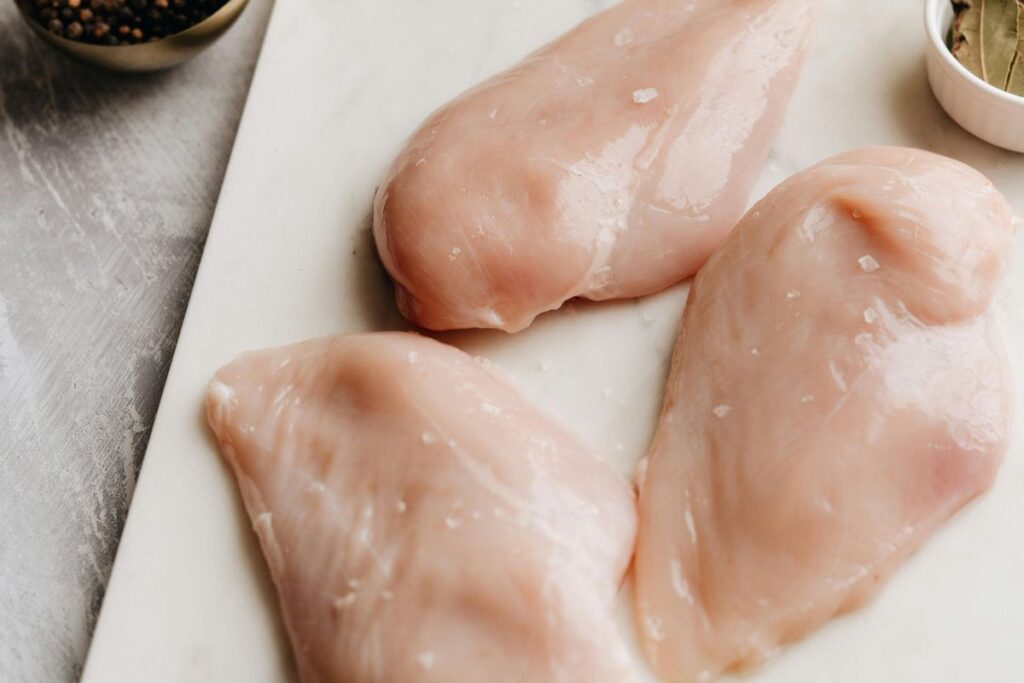 Esta es la forma correcta de rebanar el pollo crudo