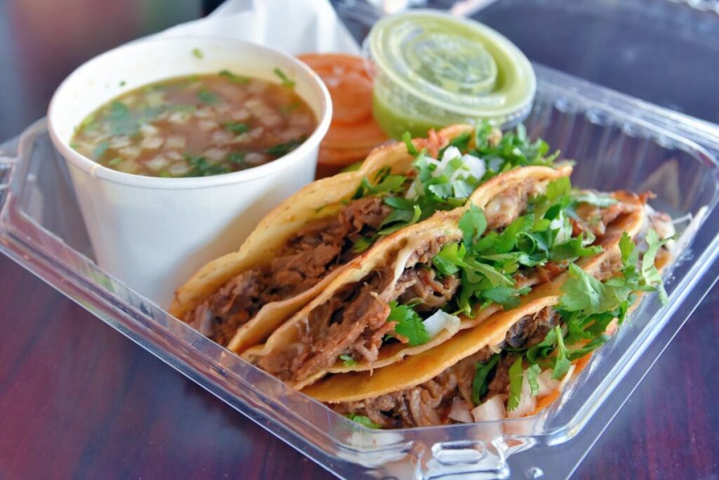 TasteAtlas reveló que el pozole y la birria están dentro de los 50 mejores guisos del mundo.