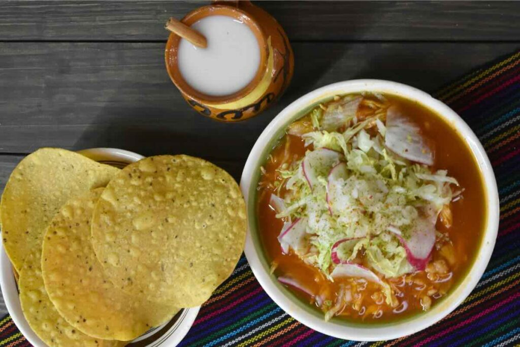 TasteAtlas reveló que el pozole y la birria están dentro de los 50 mejores guisos del mundo.