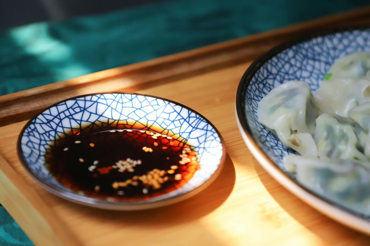 Salsa de soya con ajonjolí. Foto de Pexels.