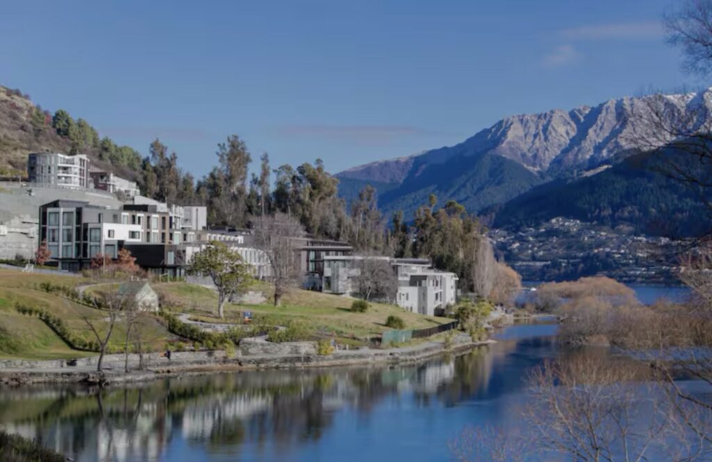 A orillas del lago Wakatipu se encuentra el Hilton Queenstown 0