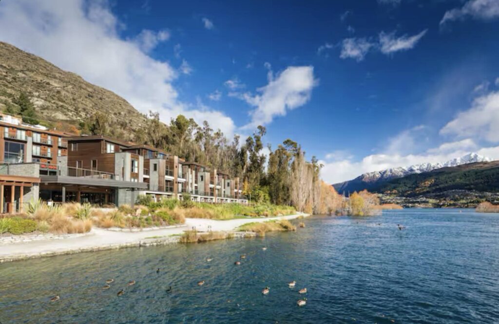 A orillas del lago Wakatipu se encuentra el Hilton Queenstown 3
