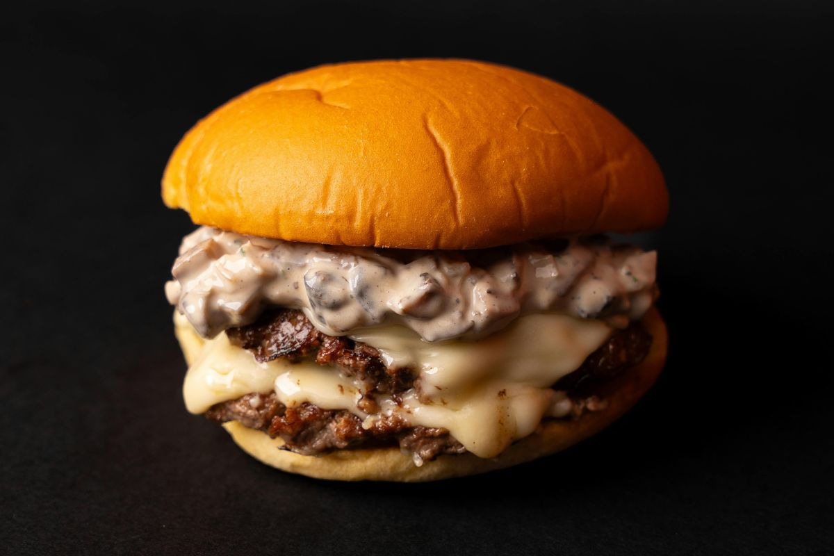 Hamburguesa doble con queso suizo. Foto de Pexels.