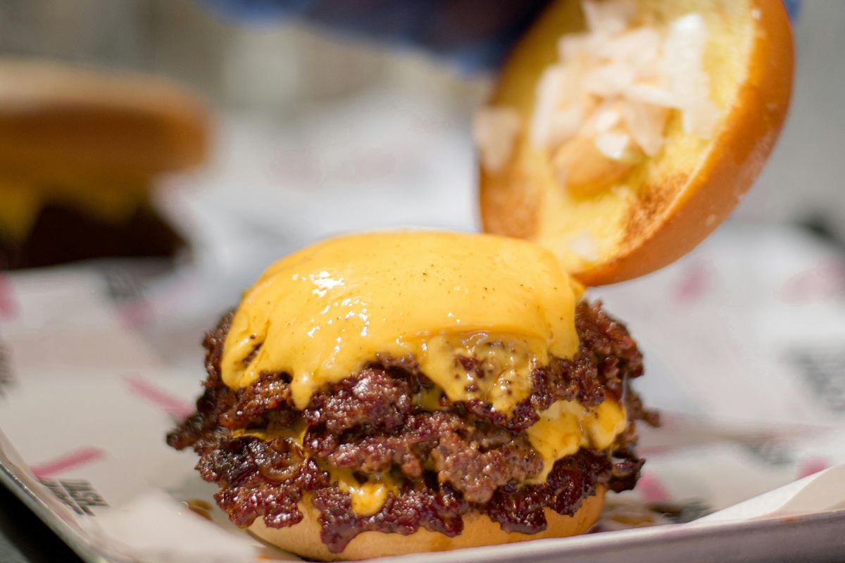 Hamburguesa con triple carne y queso americano. Foto de Pexels.
