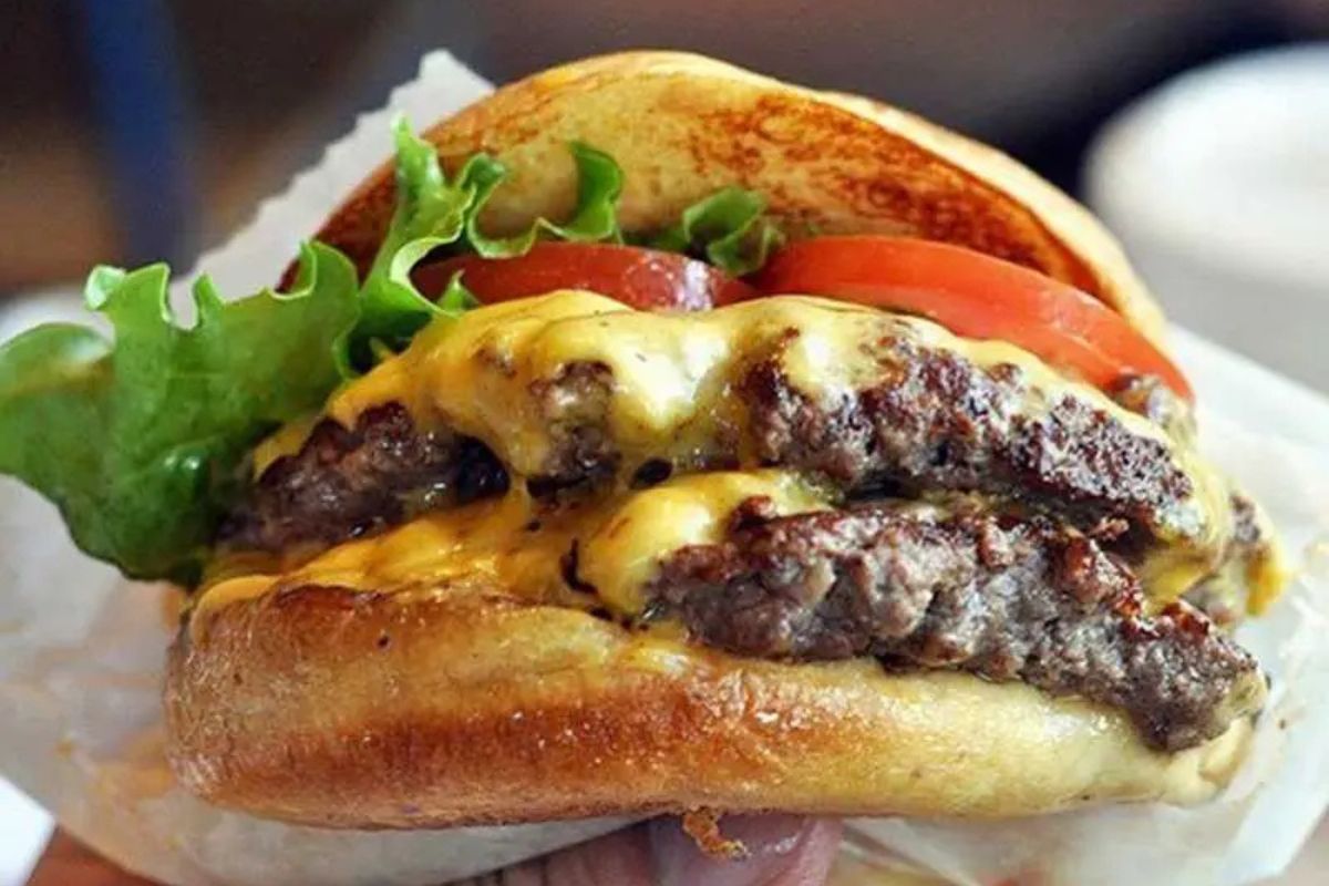 Hamburguesa doble con lechuga y jitomate fresco. Foto de Flickr.