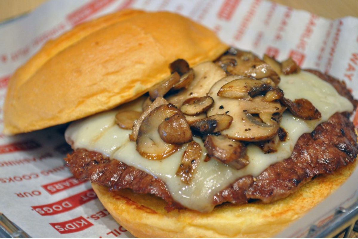 Hamburguesa con queso y champiñones salteados. Foto de Flickr.