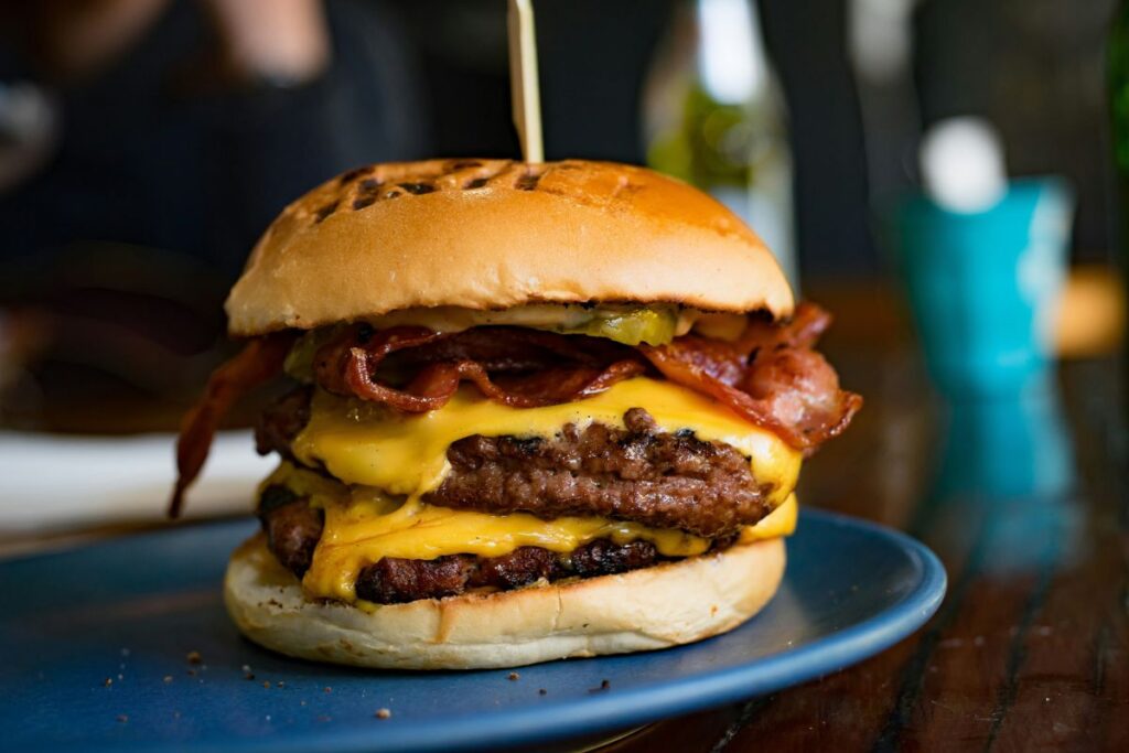 La smash burger es un estilo de hamburguesa que sirve carne delgada y crujiente.