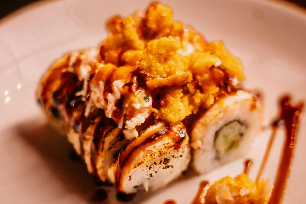Sushi frito con vegetales frescos y pescado. Foto de Pexels.