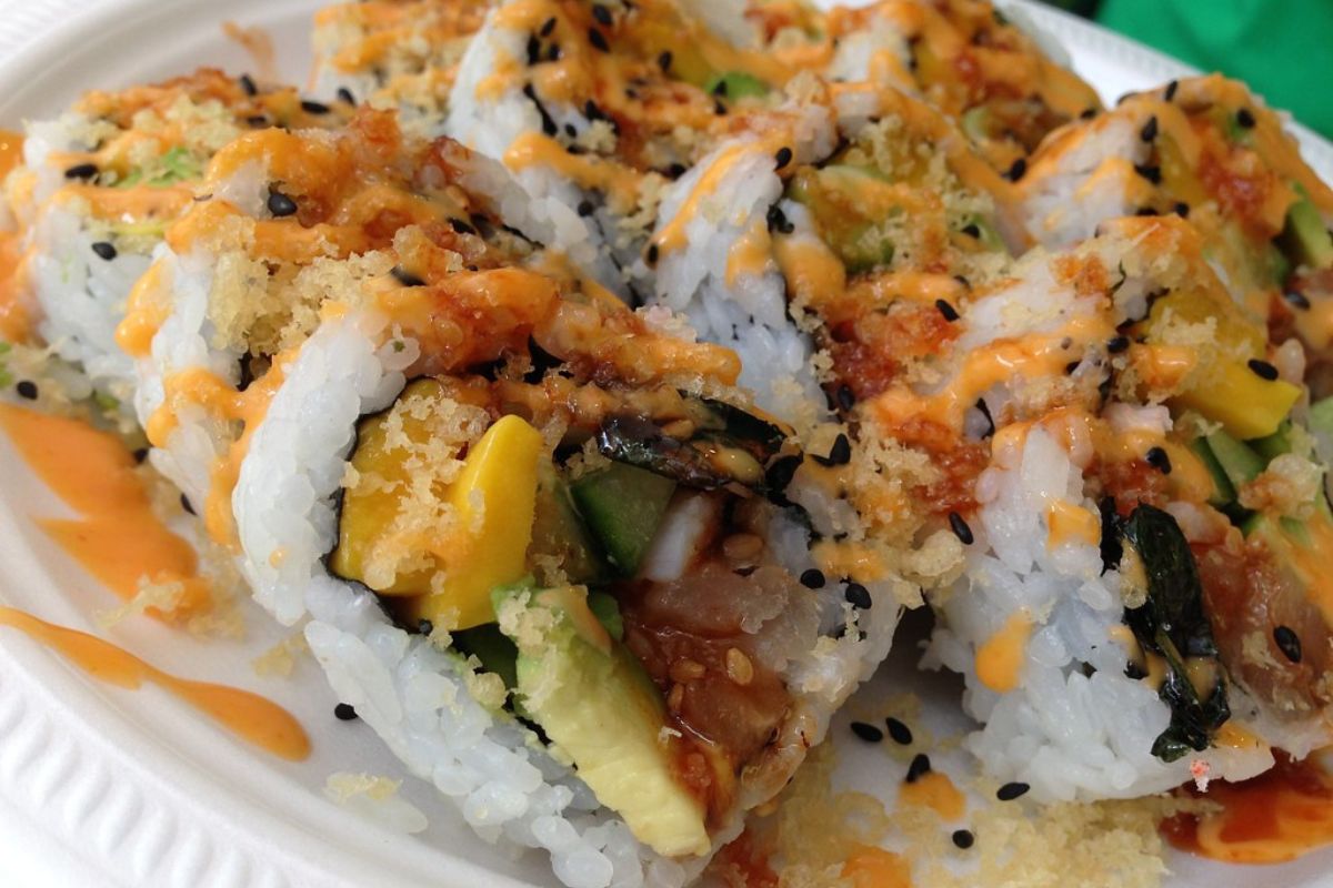 Sushi frito con vegetales frescos y pescado. Foto de Pexels.