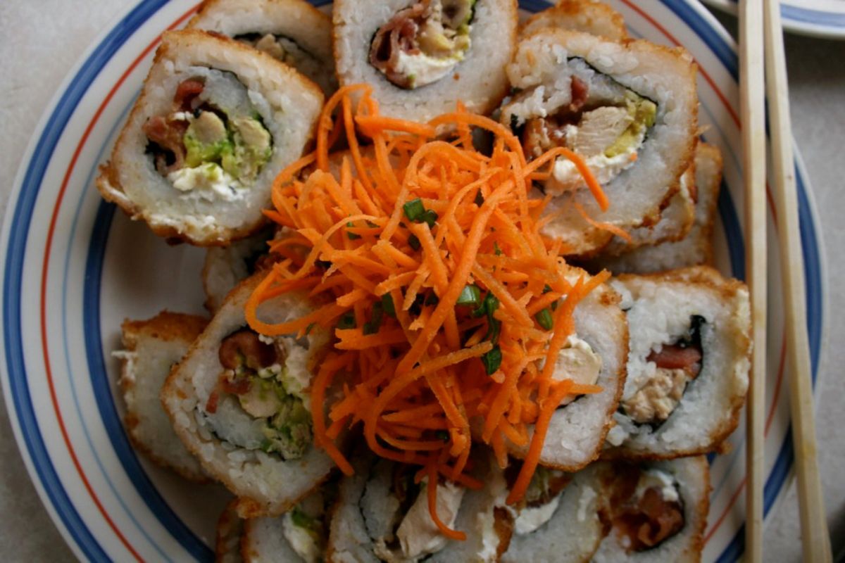 Sushi frito con vegetales frescos y pescado. Foto de Pexels.