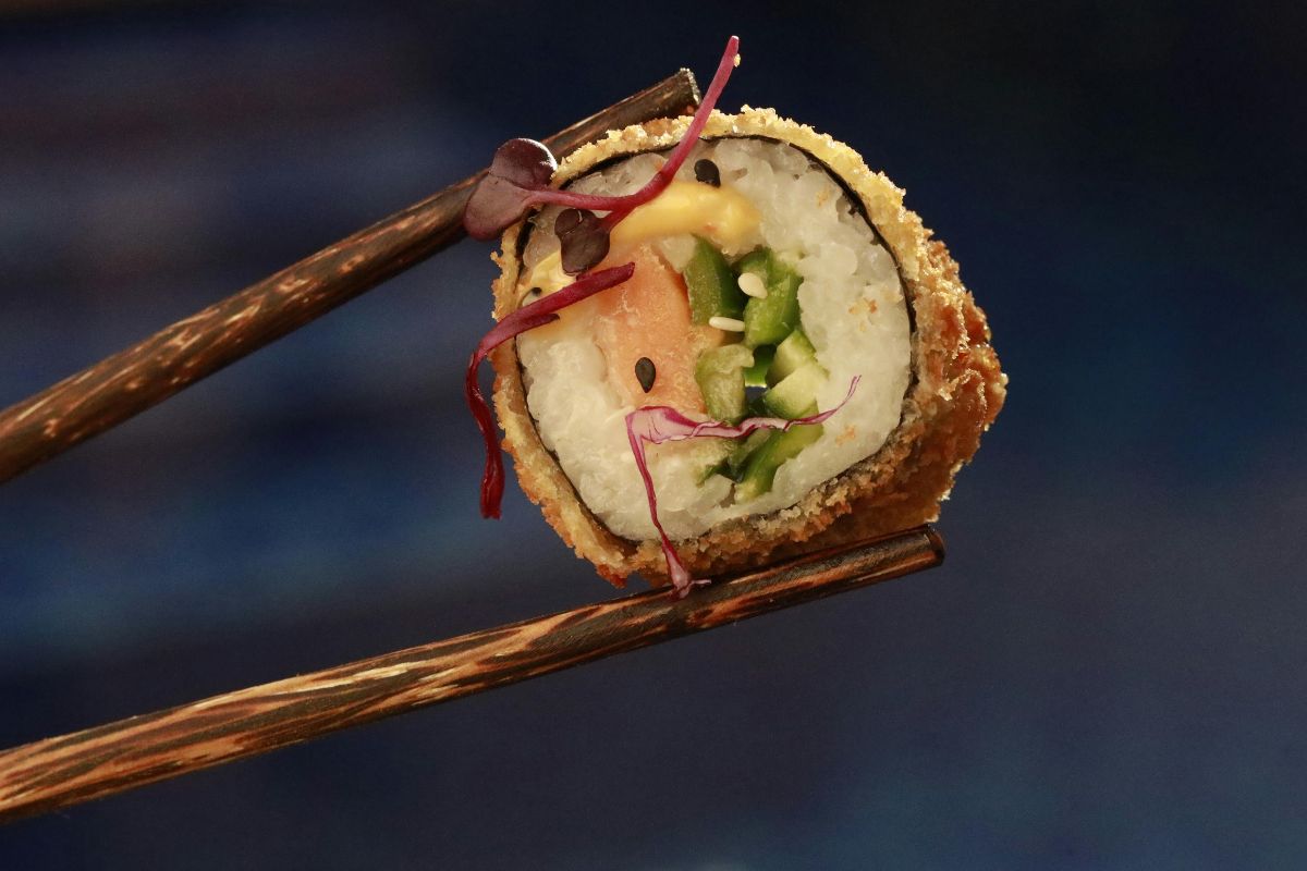 Sushi frito con vegetales frescos y pescado. Foto de Pexels.