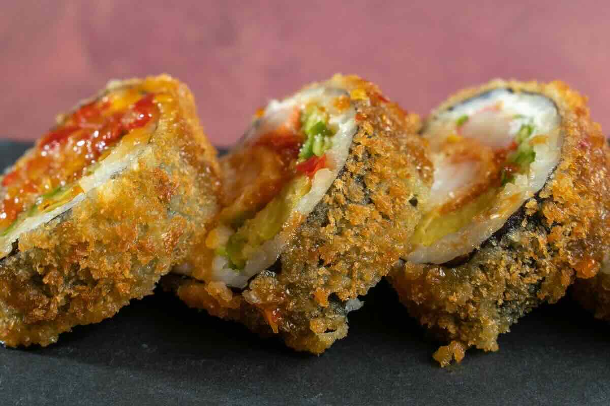 Sushi frito con vegetales frescos y pescado. Foto de Pexels.
