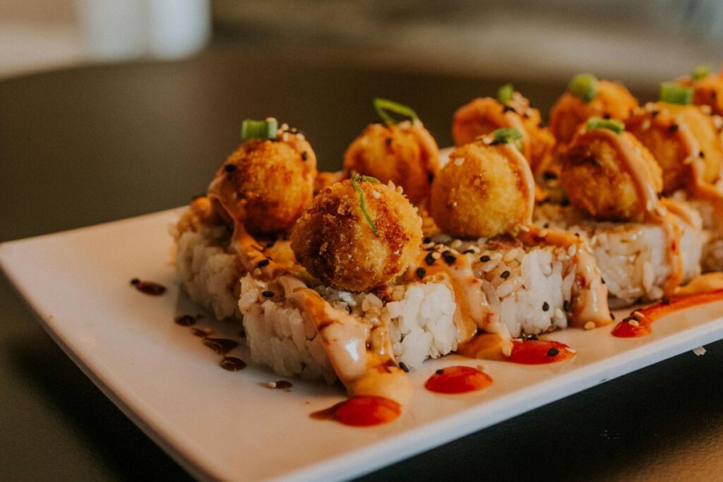 El sushi estilo Culiacán fusiona técnicas japonesas con ingredientes mexicanos.