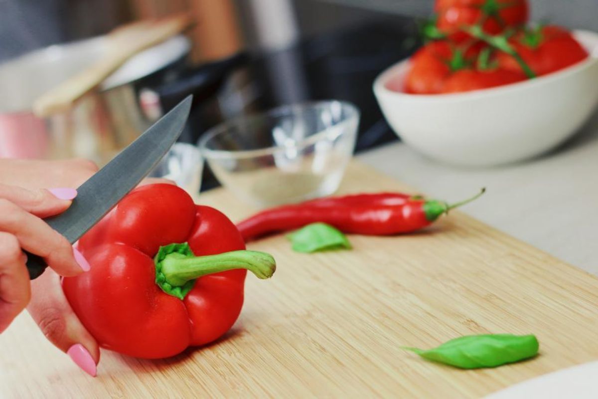 Pimientos y chiles para preparar salsa. Foto de Pexels.