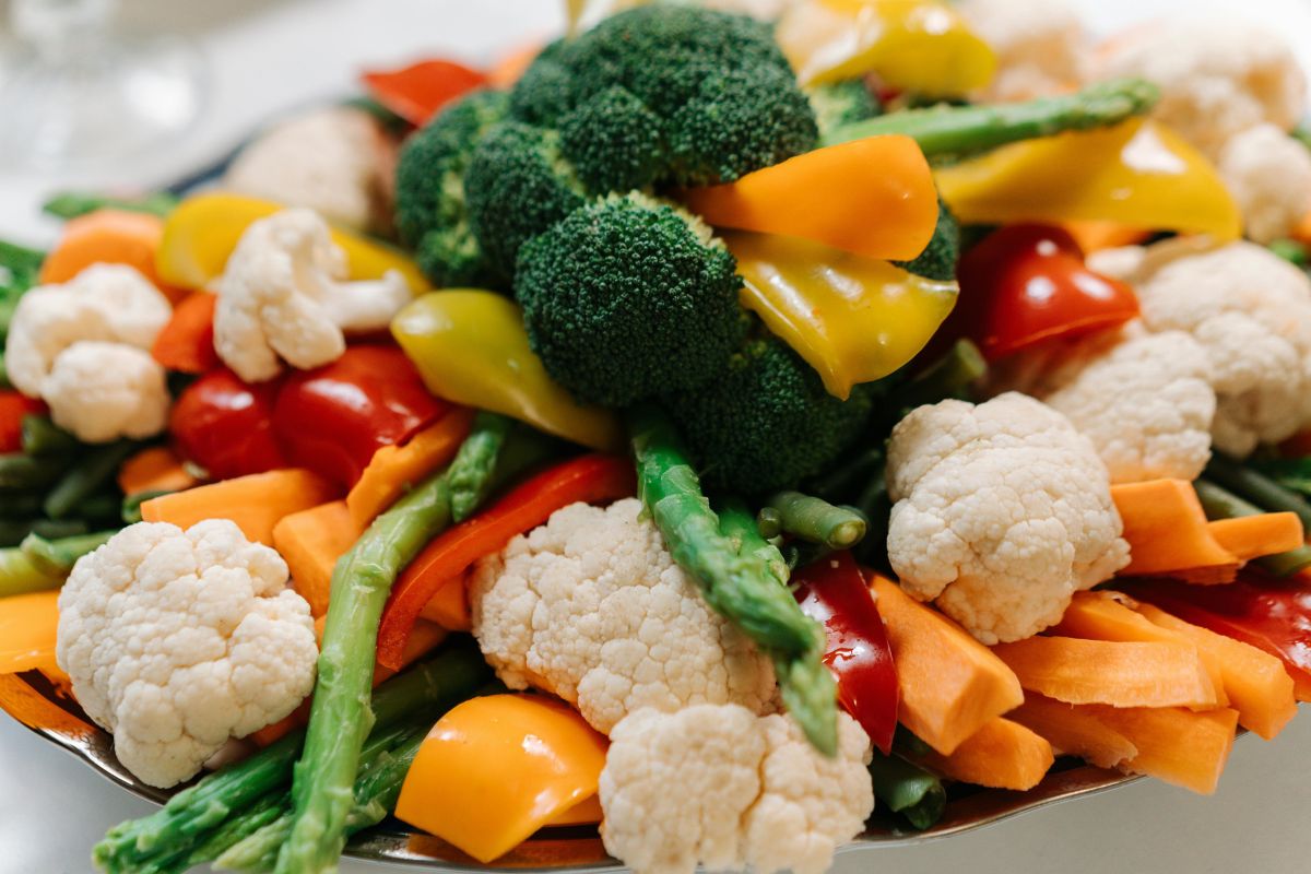 Mix de vegetales crudos. Foto de Pexels.