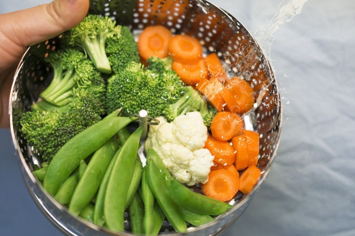 Zanahoria, chícharos, brocoli y coliflor crudos. Foto de Pexels.