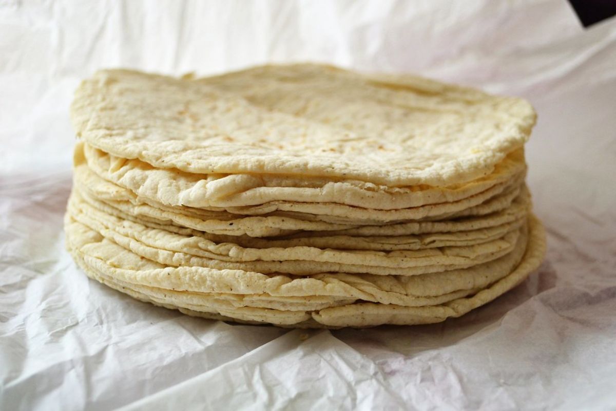Tortillas calientes envueltas en papel. Foto de Pexels.