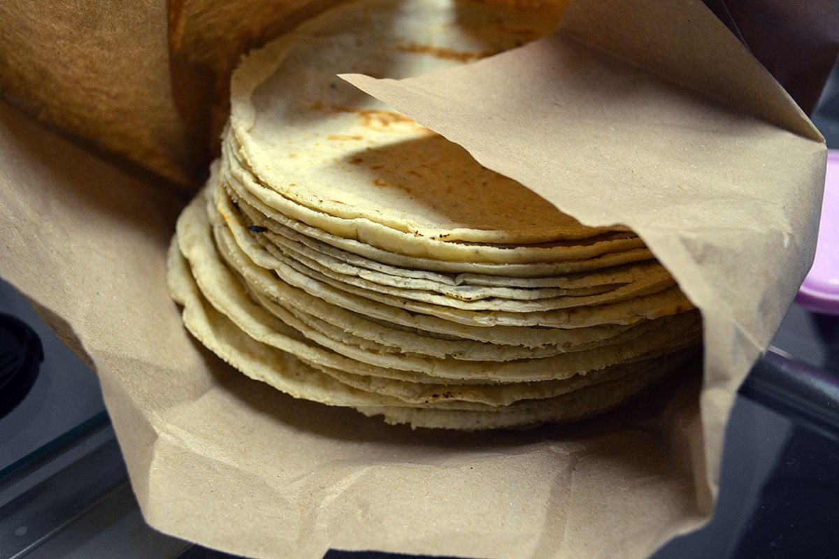 Tortillas de maíz envueltas en papel. Foto de Pexels.