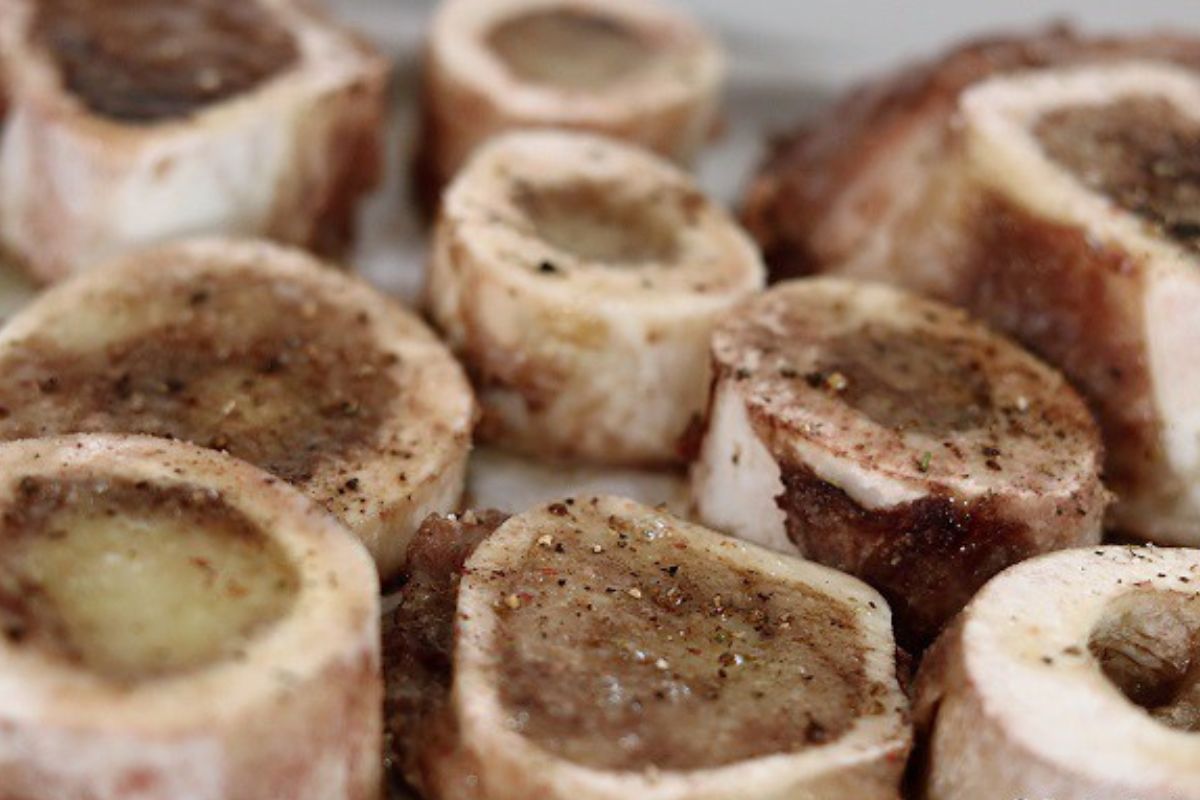 Tuétano crudo y sazonado. Foto de Pexels.