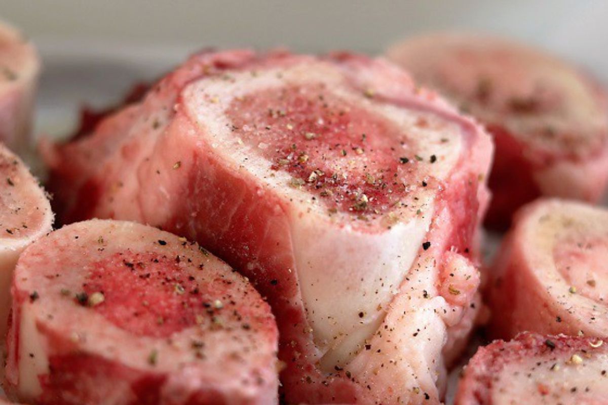 Tuétano crudo y sazonado. Foto de Pexels.
