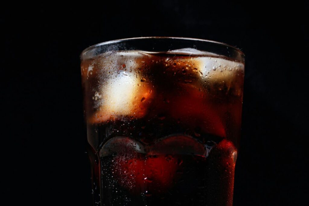 La batanga es una bebida fresca que fusiona tequila, jugo de limón y refresco de cola.