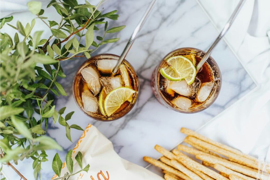 La batanga es una bebida fresca que fusiona tequila, jugo de limón y refresco de cola.
