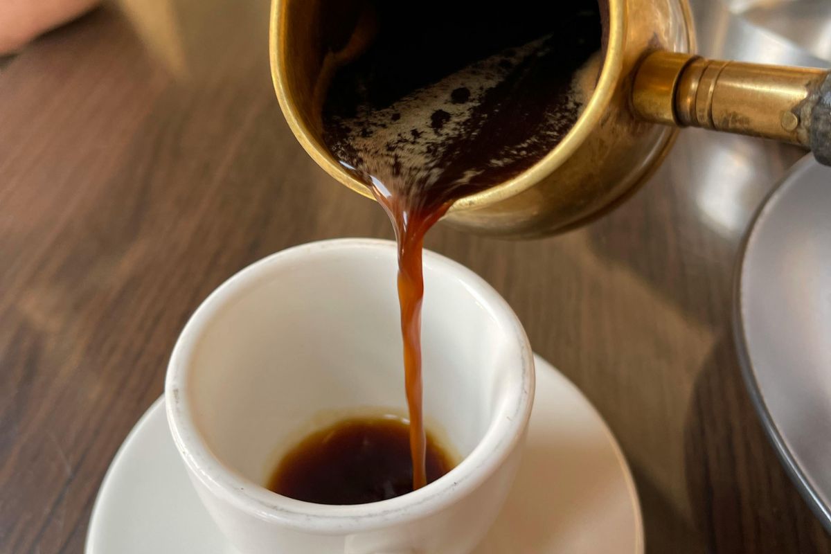 Persona sirviendo café recién hecho. Foto de Pexels.