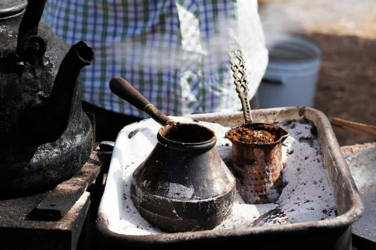 Forma de preparar el café turco. Foto de Pexels.