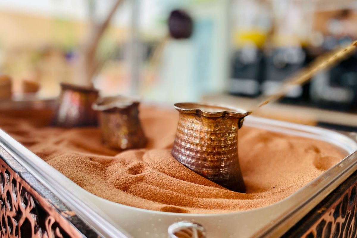 Forma de preparar el café turco. Foto de Pexels.