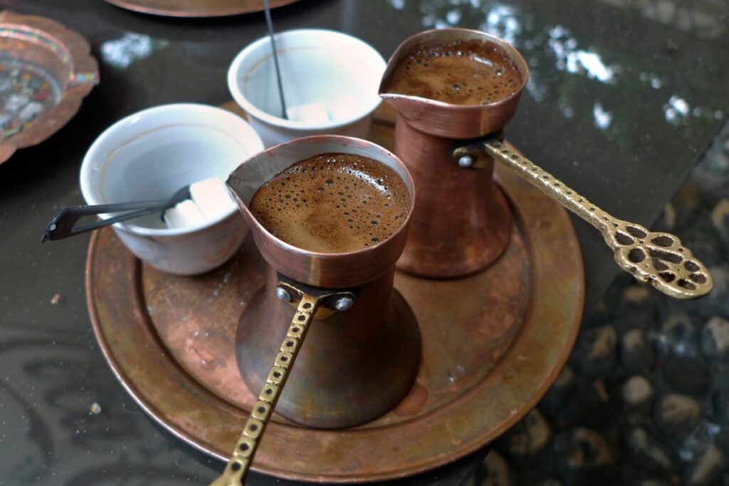 El café turco es una bebida tradicional que requiere utensilios e ingredientes específicos.