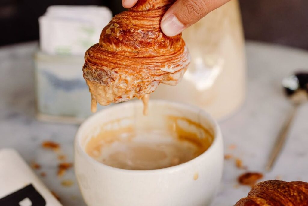 Las cafeterías en la CDMX ofrecen platillos dulces y salados para disfrutar durante todo el día.