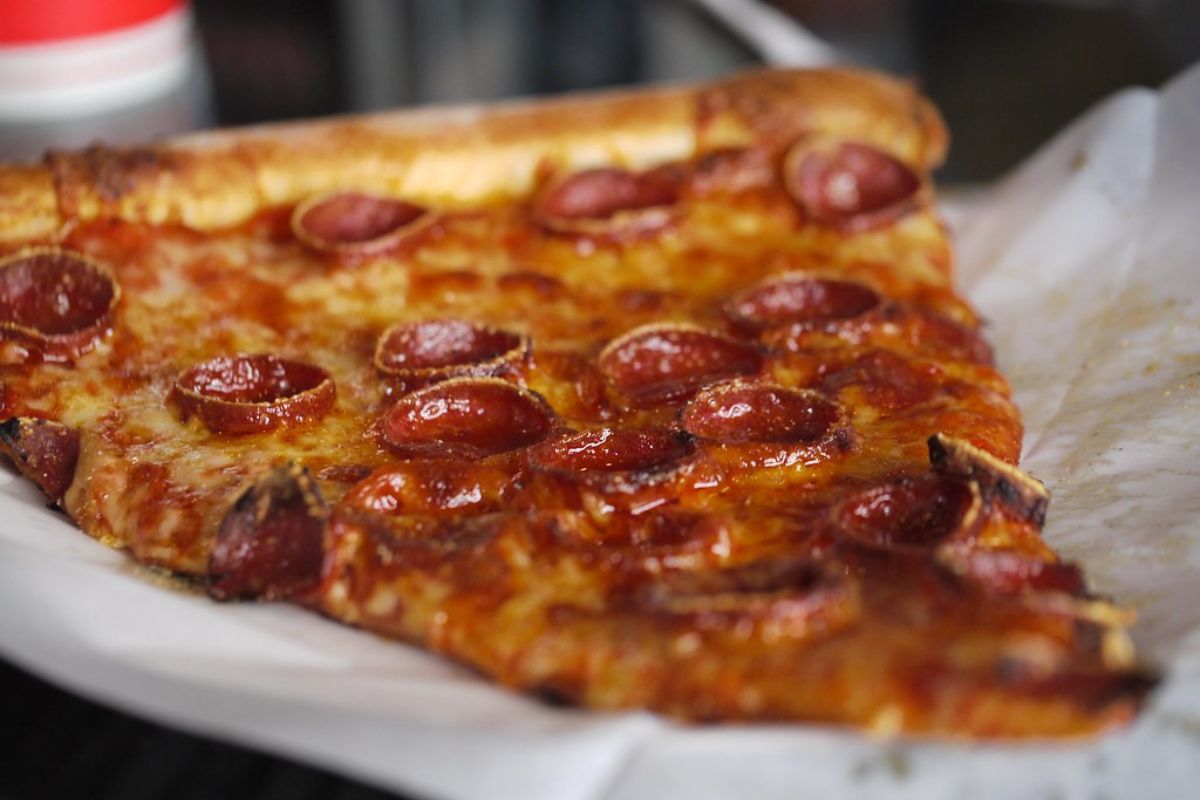 Pizza de pepperoni recién hecha. Foto de Pexels.