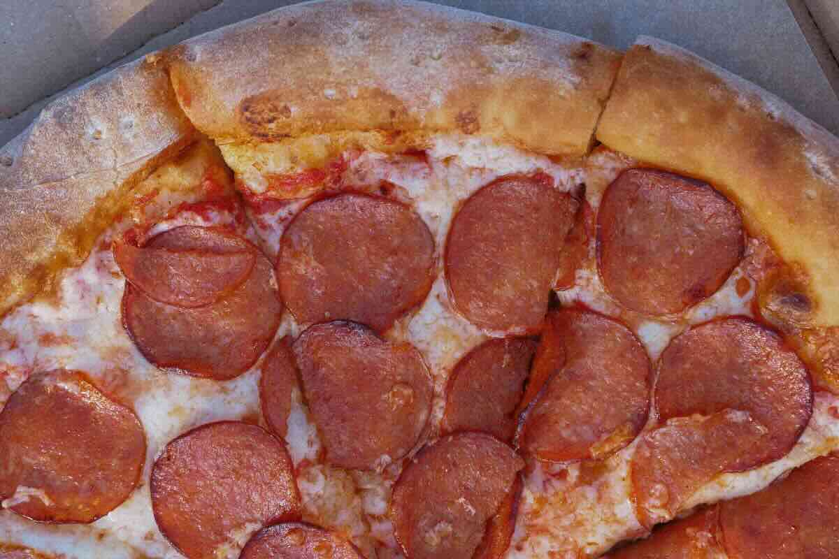 Pizza de pepperoni recién hecha. Foto de Pexels.