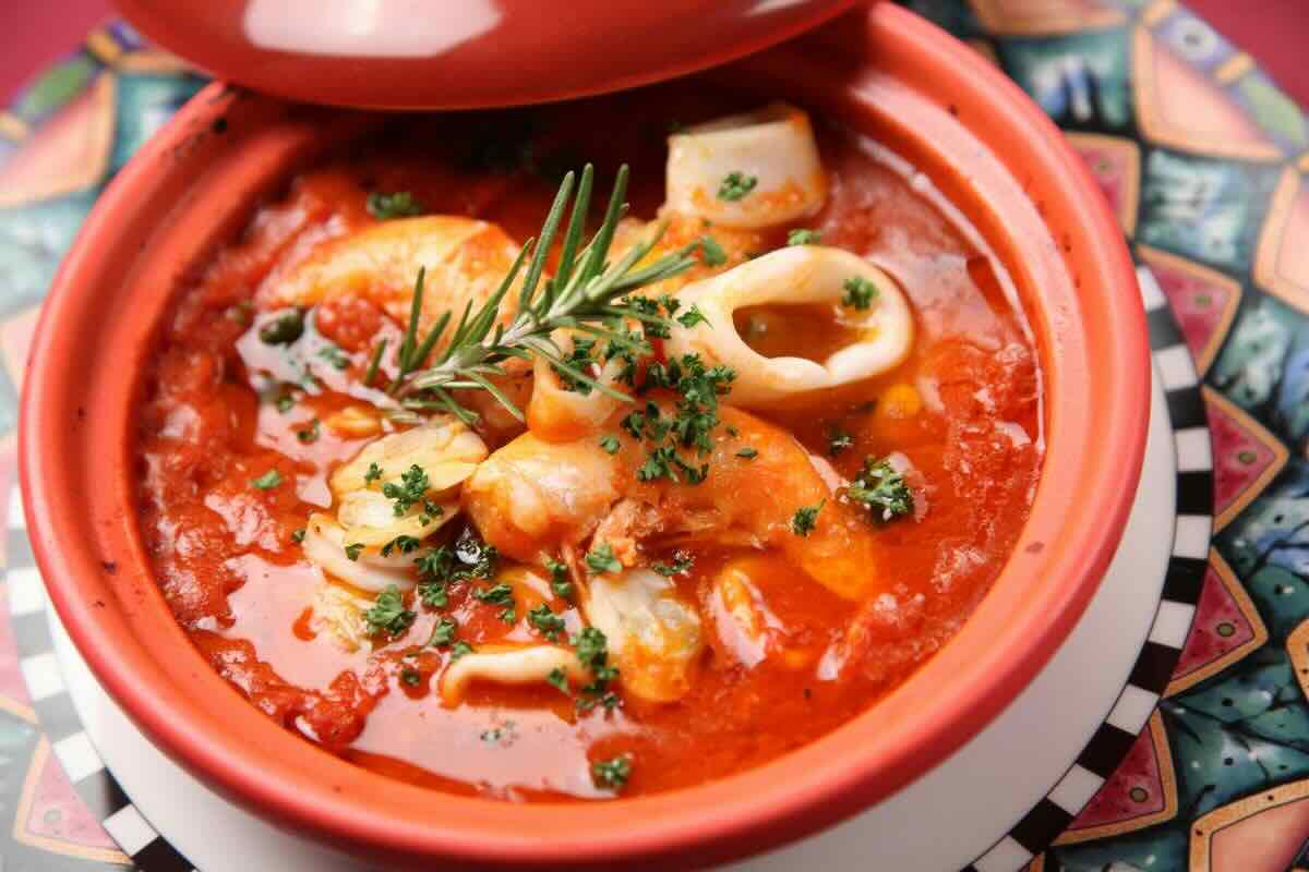 Así es el Caldo Siete Mares, una de las delicias de la cocina de mar en México