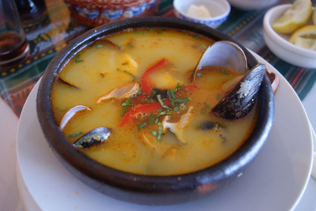 El caldo siete mares es una receta mexicana que aprovecha diferentes especies de pescados y mariscos.
