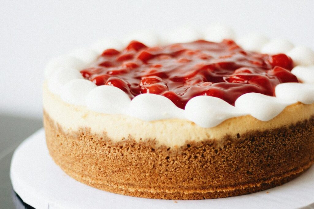El cheesecake horneado es un postre popular para preparar en casa.