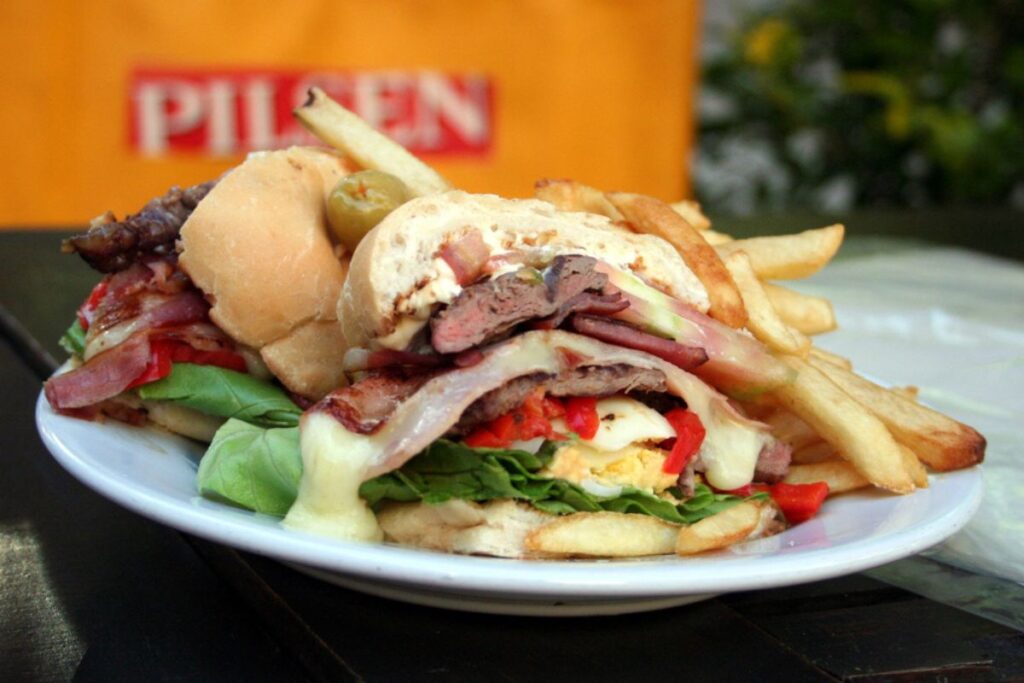 El chivito al plato es una receta típica de Uruguay con más de 5 ingredientes.