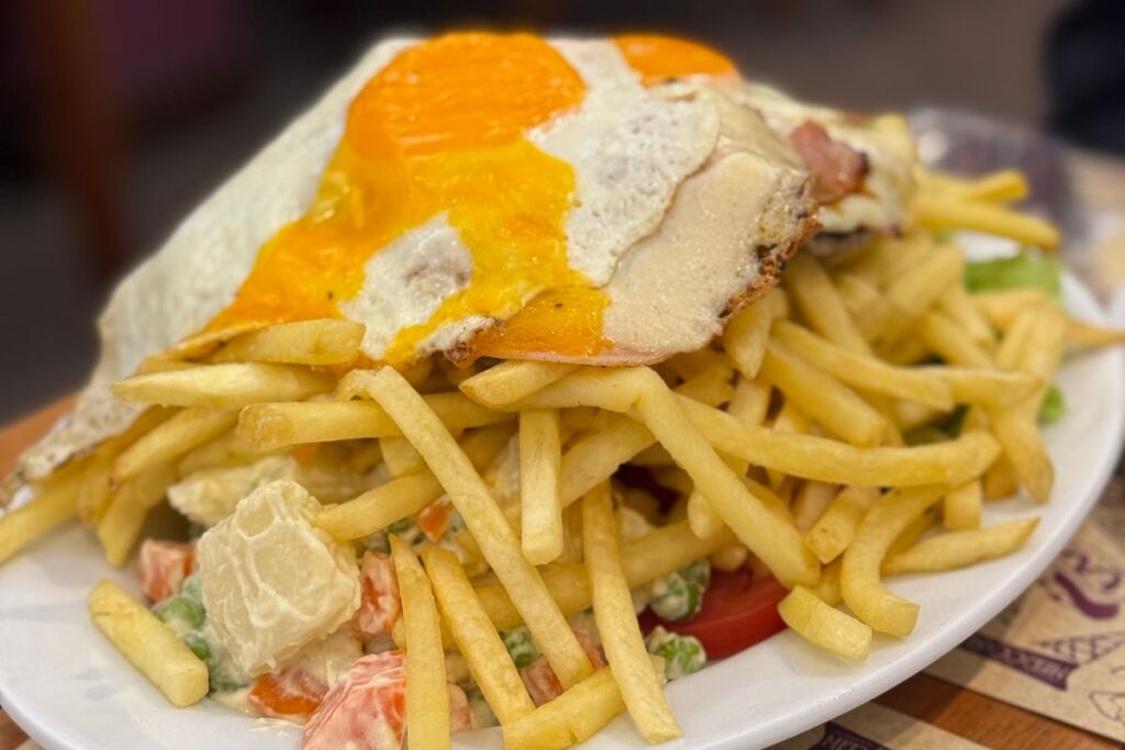 Chivito al plato: un icono de la cocina uruguaya para no quedarse con hambre