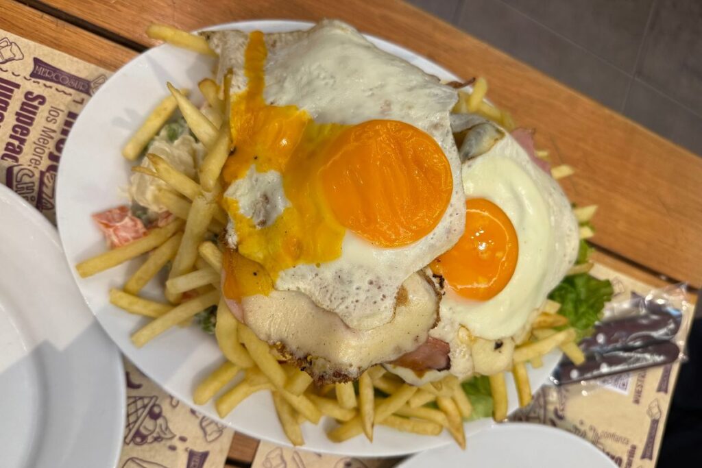 El chivito al plato es una receta típica de Uruguay con más de 5 ingredientes.