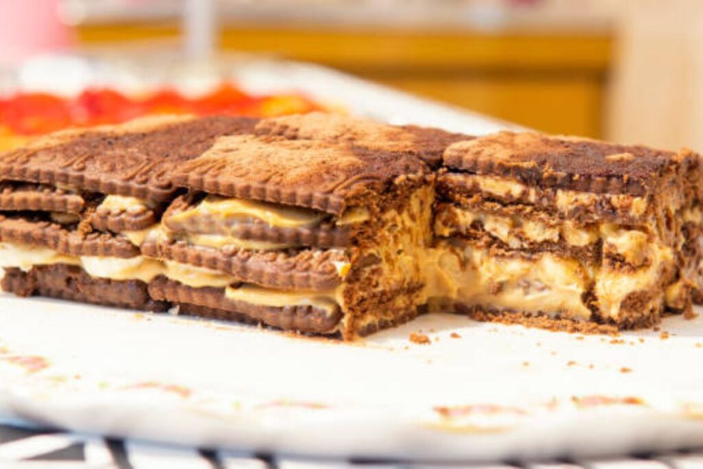 La chocotorta es un postre que se sirve frío, similar a la carlota de limón.