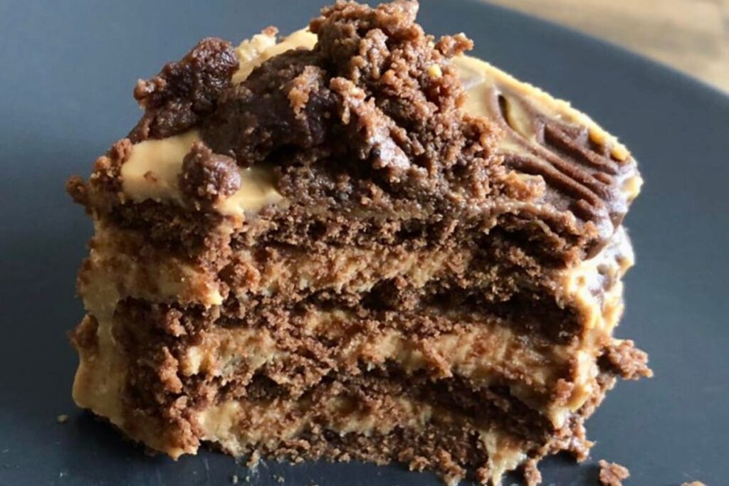 La chocotorta es un postre que se sirve frío, similar a la carlota de limón.