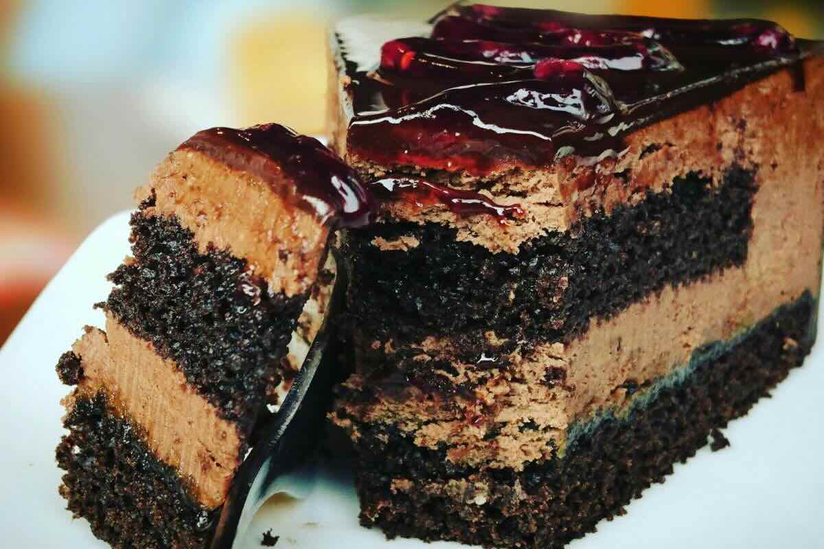 Rebanada de pastel de chocolate. Foto de Pexels.